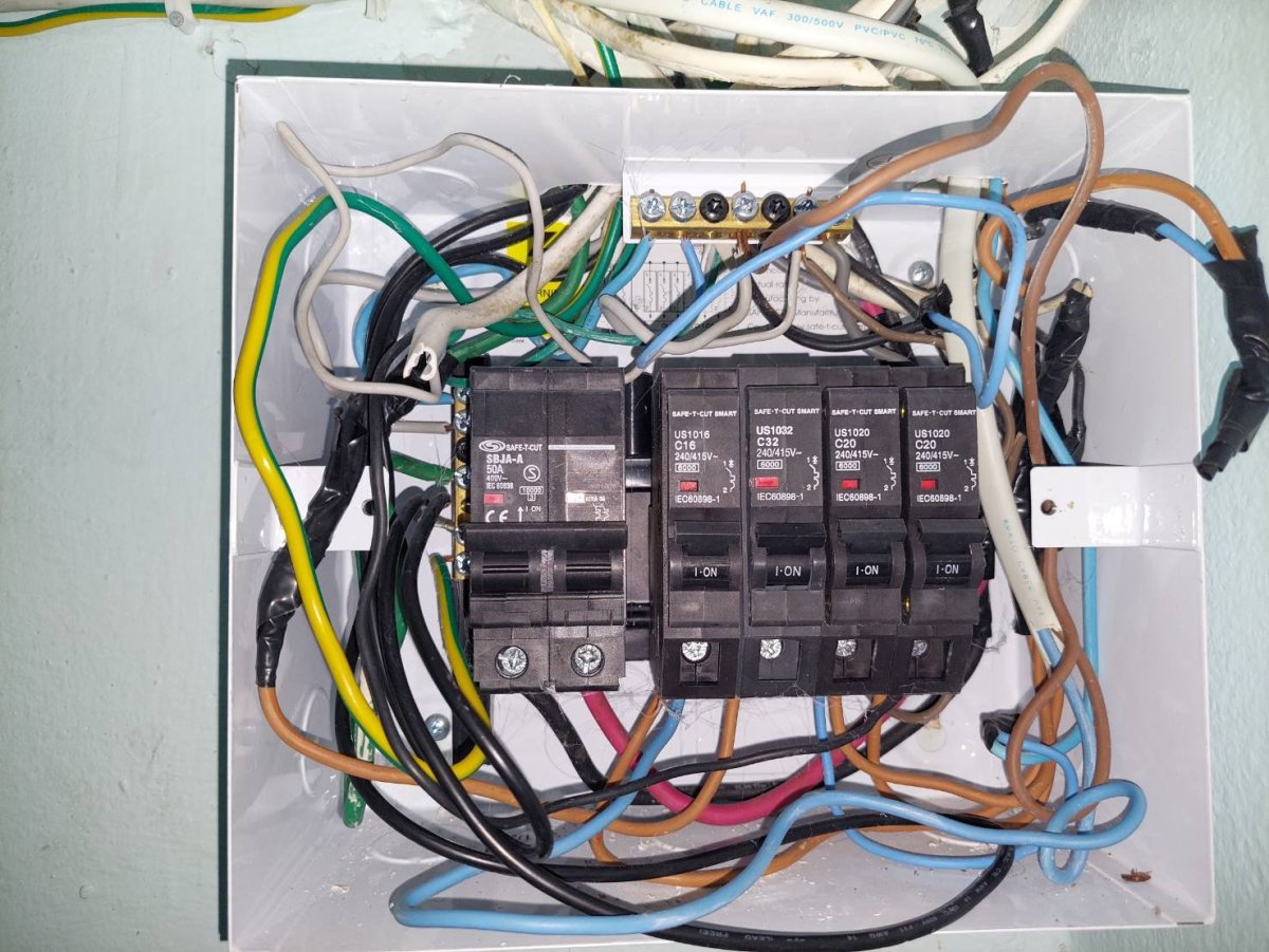 [ElectriciansForums.net] This breaker box look ok?