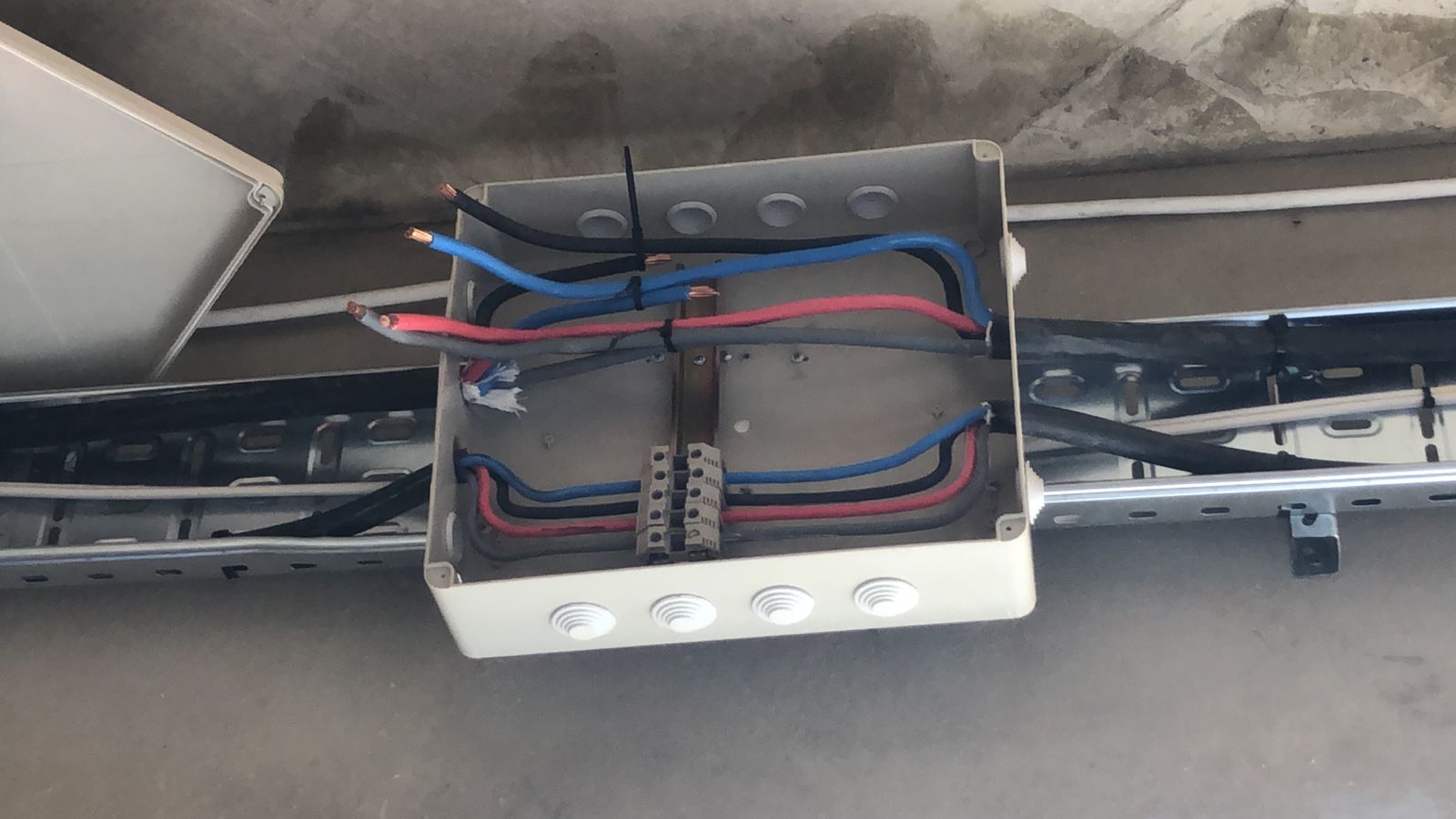 [ElectriciansForums.net] Junction Box Connection for AC Cables