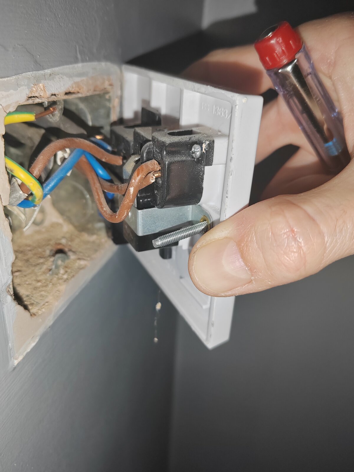 [ElectriciansForums.net] Extractor fan connection