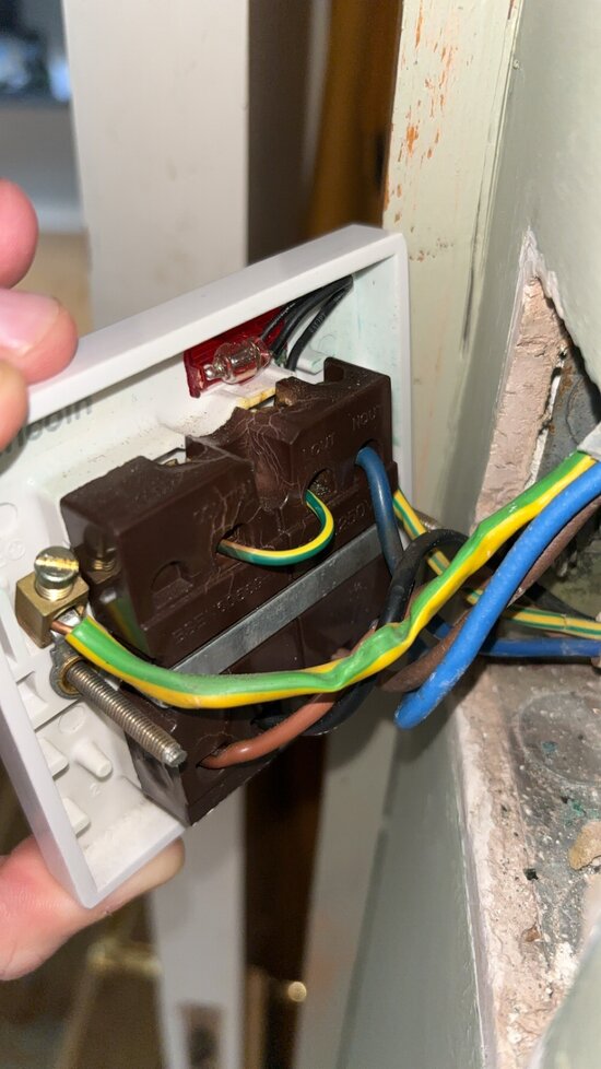 [ElectriciansForums.net] Why does my immersion switch keep melting?